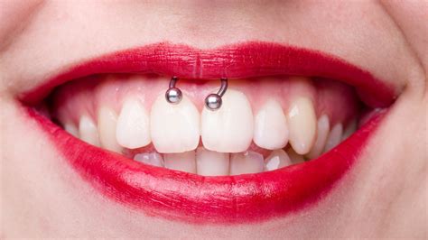 Our Guide To Smiley Piercings (& The Risks Involved。